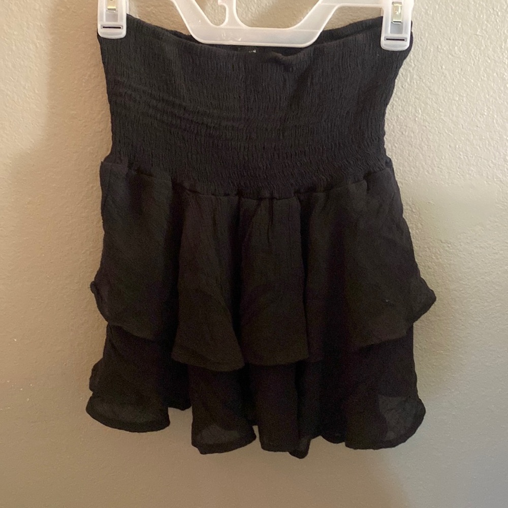 cute black skirt!
